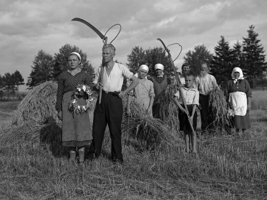 Rugiapjūtės pabaigtuvės – žmonės lauke po derliaus nuėmimo, Balio Buračo nuotrauka, 1938 m.